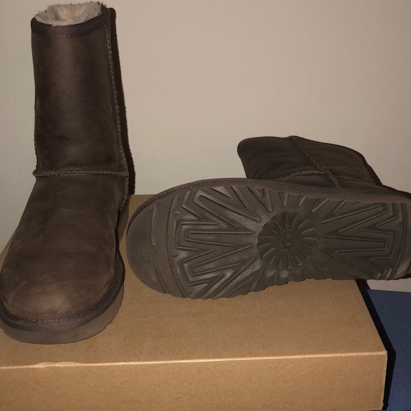 UGG Classic short leather boots - Picture 3 of 3